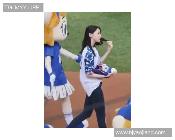 姐姐与足球明星的浪漫邂逅在绿茵场上的爱情故事